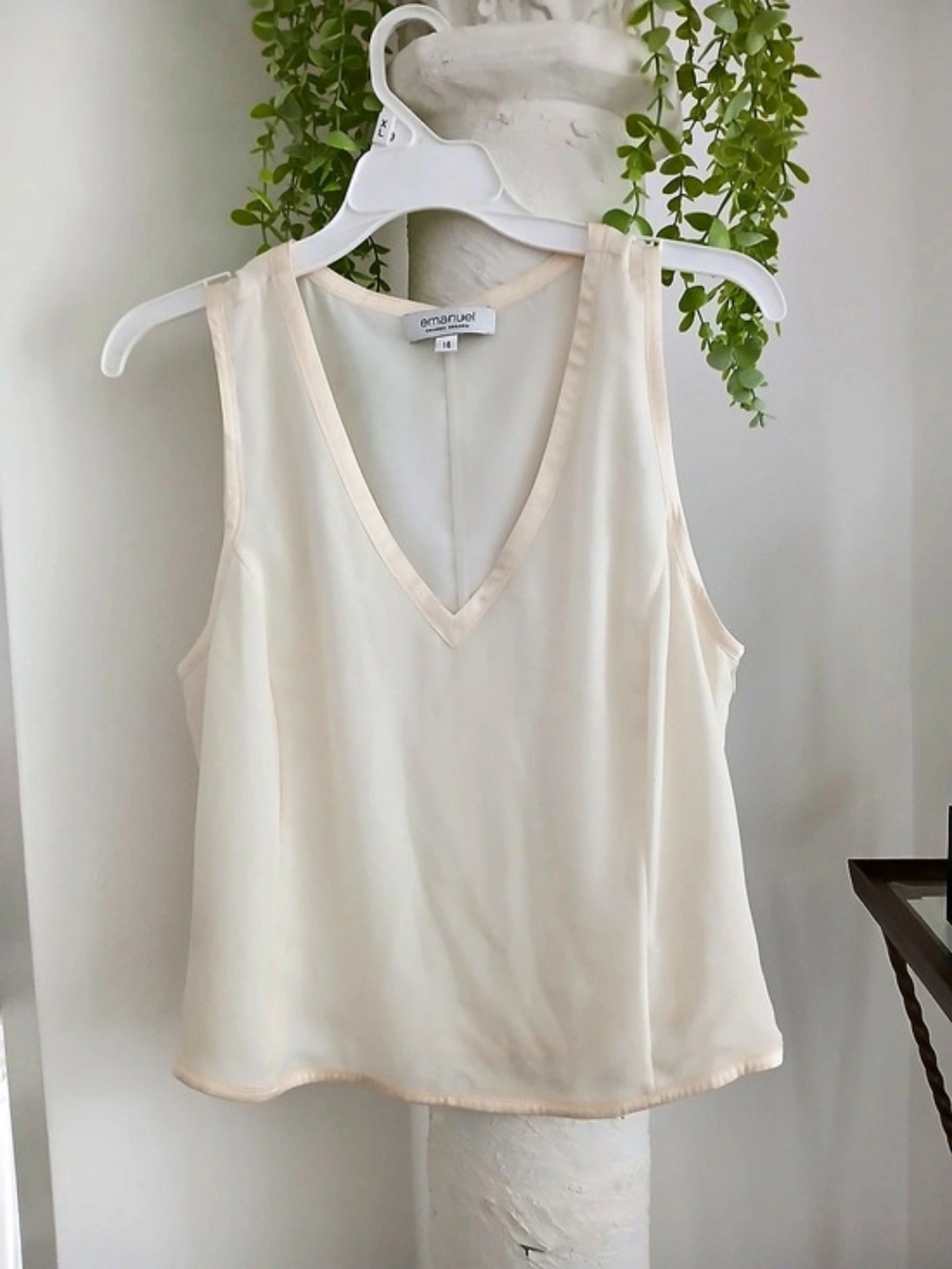 Emanuel Ungaro Silk V-Neck Sleeveless Blouse in White Size 14 Like New